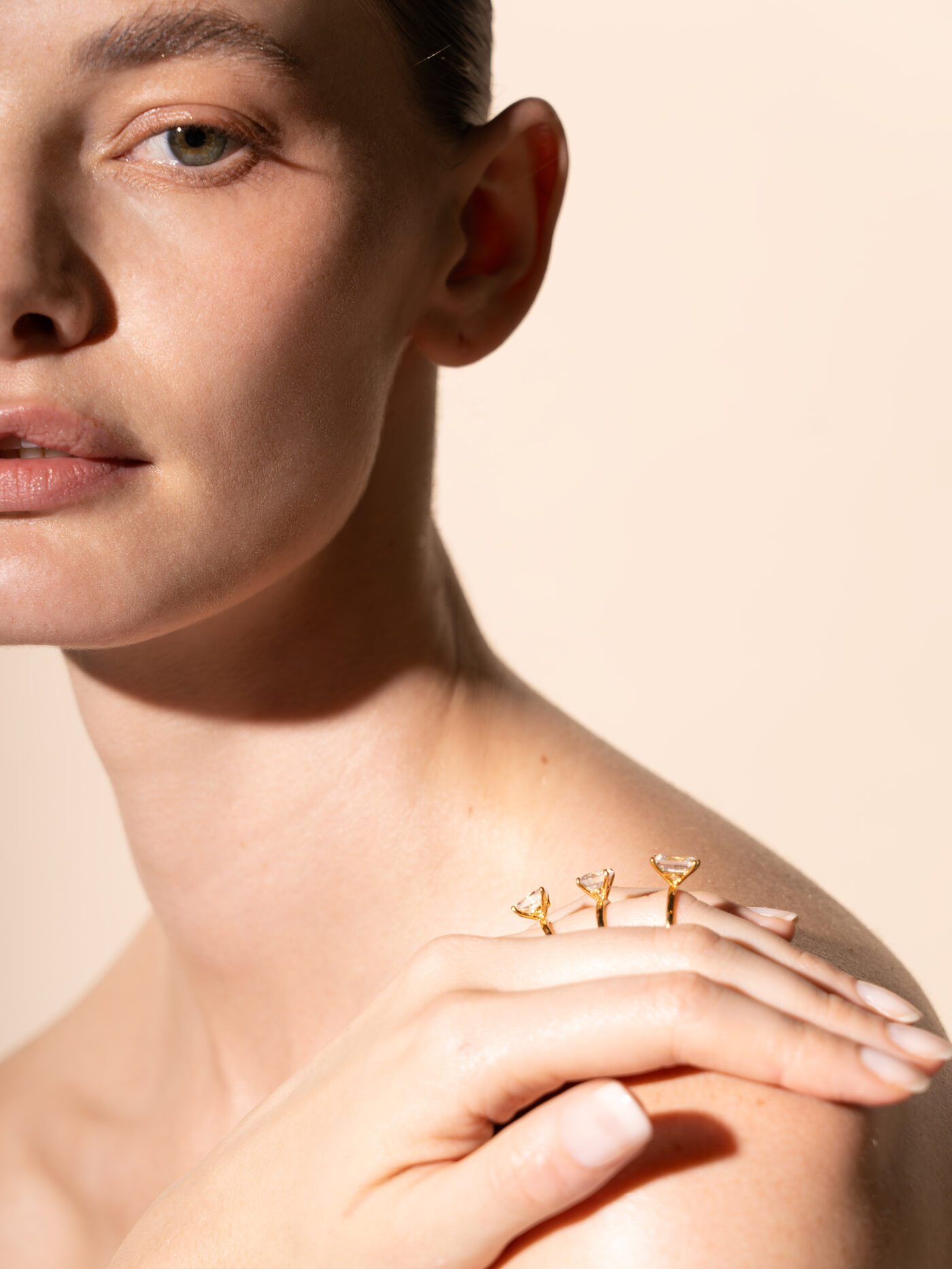 Retrato de modelo luciendo joyería fina de Eonian Diamonds