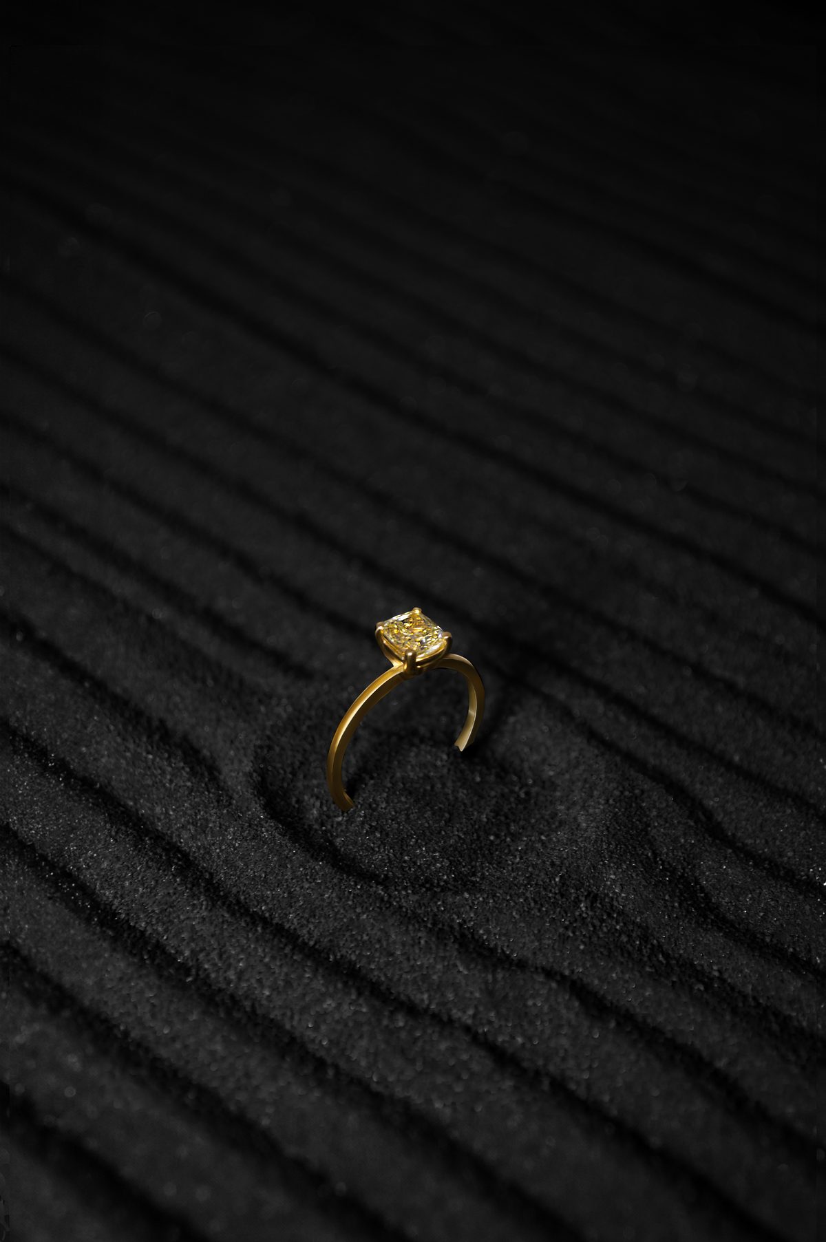 Anillo YS.01 solitario con diamante amarillo de 1 quilate en oro amarillo 18k, sobre arena negra